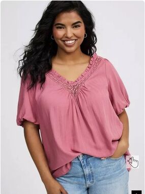 EUC torrid Crosshatch Dobby Lace-Trim Top in Dusty Rose - Size 0